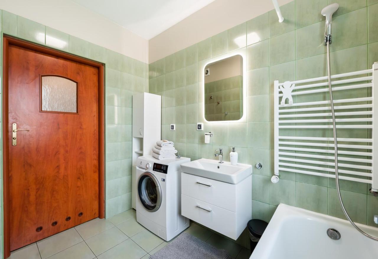 Ursus Pleasant Apartment ワルシャワ エクステリア 写真